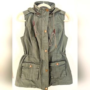 41 Hawthorn cargo vest with zipper features